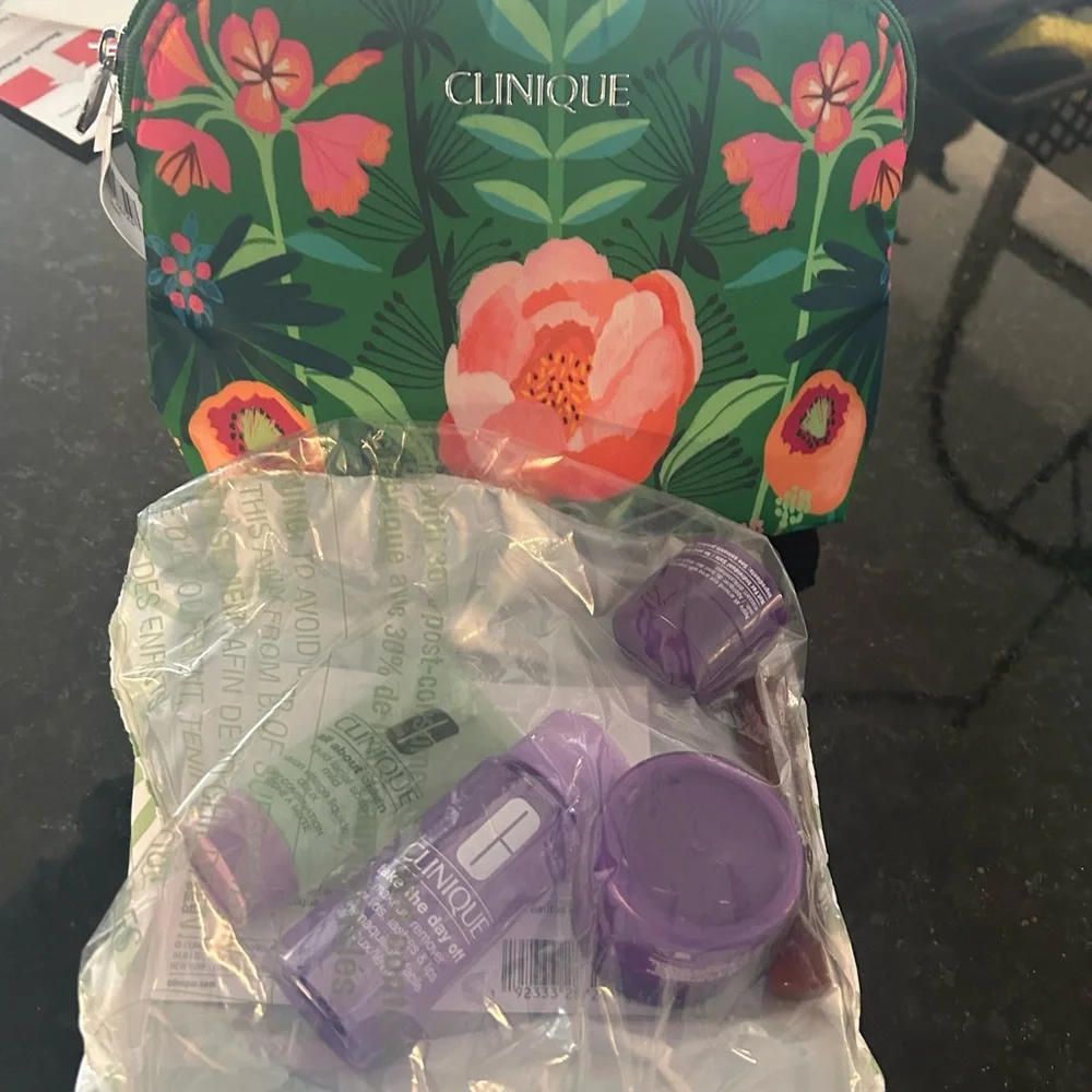 NWT CLINIQUE 6 piece gift set. - Picture 9 of 15